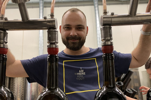 Über das Winzerleben: So wird der Wein bei Minis Terrios abgefüllt